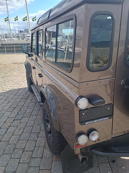 Land Rover Defender 110 7 of 12