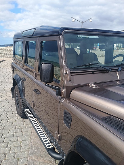 Land Rover Defender 110 8 of 12