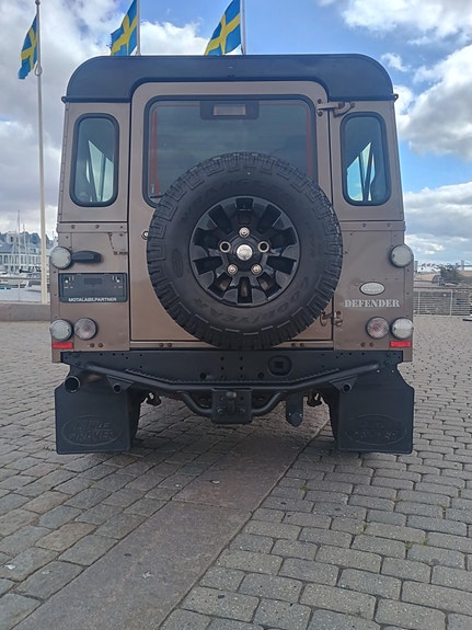 Land Rover Defender 110 4 of 12