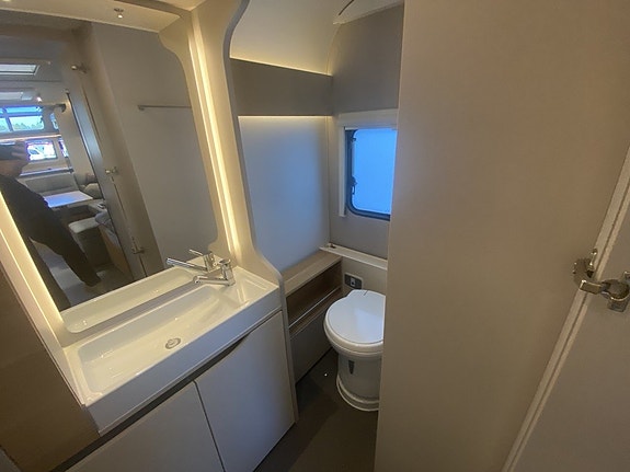 Adria Adora 613 HT Alde/Frontkök/Långbäddar/1800 kg 6 of 15