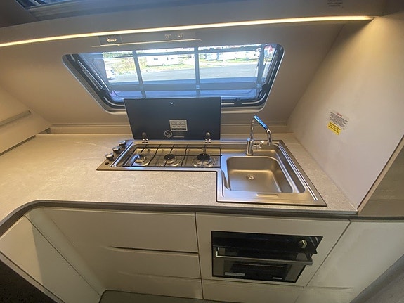 Adria Adora 613 HT Alde/Frontkök/Långbäddar/1800 kg 11 of 15
