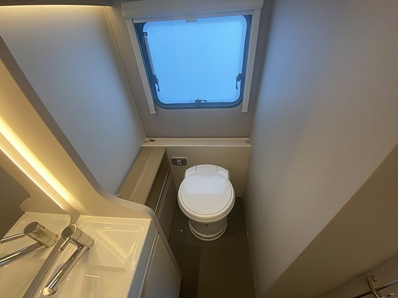 Adria Adora 613 HT Alde/Frontkök/Långbäddar/1800 kg 8 of 15