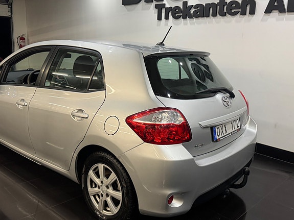 Toyota Auris 2 of 5