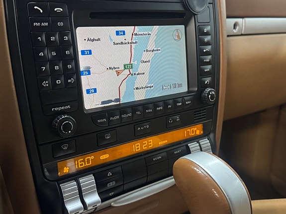 Porsche Cayenne S 9 of 14