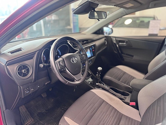 Toyota Auris 10 of 17