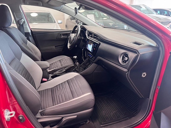 Toyota Auris 9 of 17