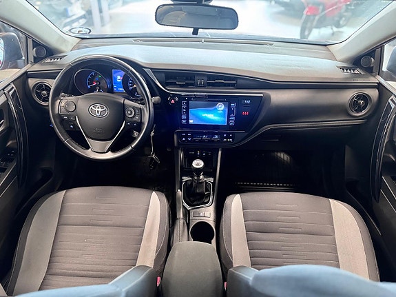 Toyota Auris 8 of 17