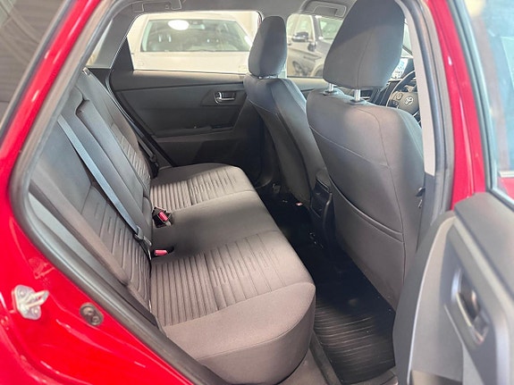 Toyota Auris 7 of 17