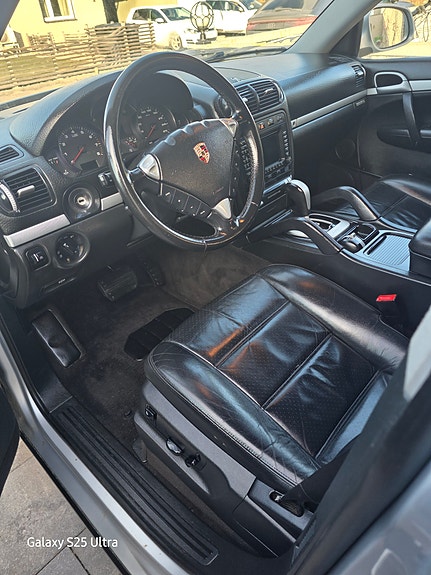Porsche Cayenne 2 of 8