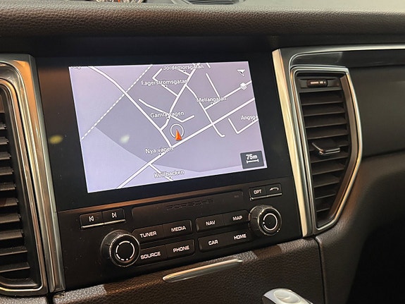 Porsche Macan 10 of 11