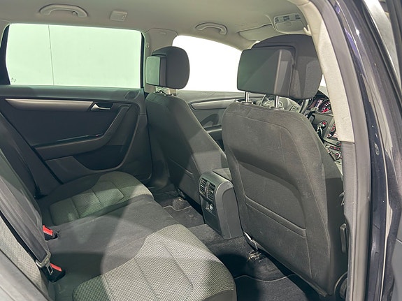 Volkswagen Passat 9 of 13