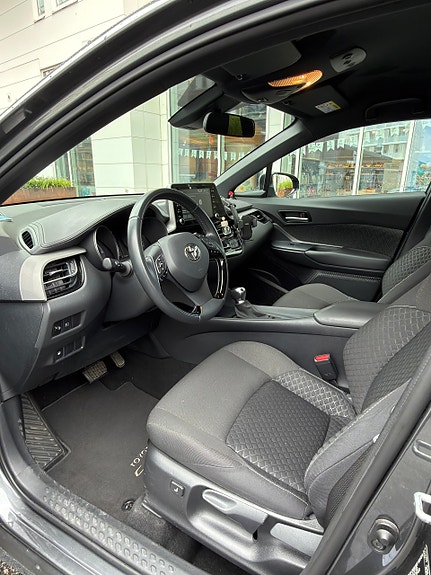 Toyota C-HR 13 of 18