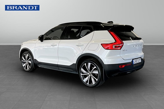 Volvo XC40 2 of 9