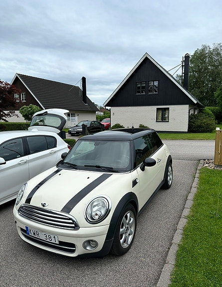 MINI Cooper 2 of 4