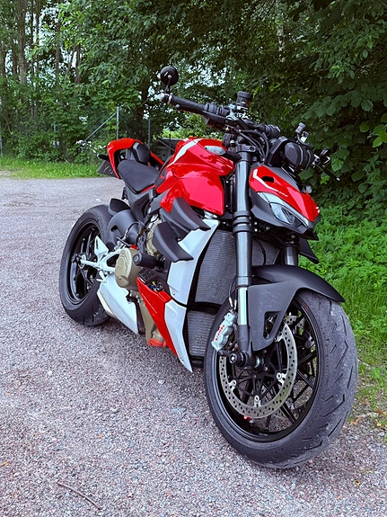 Ducati Streetfighter V4 3 of 5