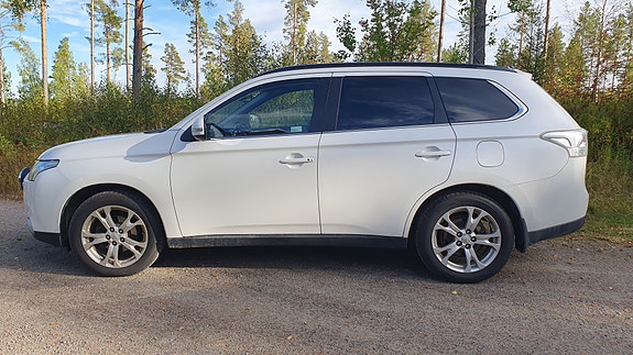 Mitsubishi Outlander 2 of 9