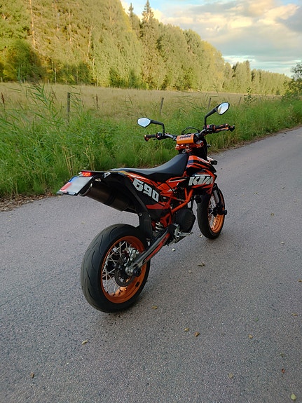 KTM 690 SMC R ABS A2 3 of 4