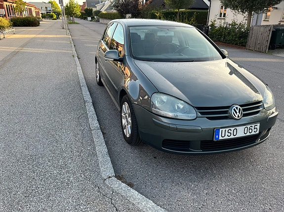 Volkswagen Golf V 2 of 8