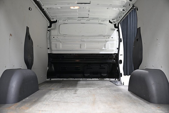 Nissan NV300 7 of 24