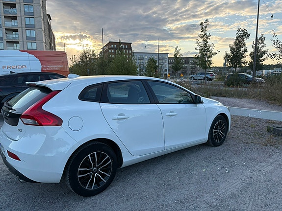 Volvo V40 2 of 7