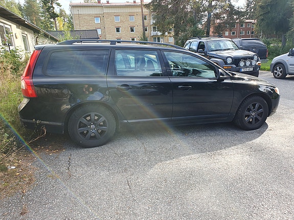 Volvo V70 2 of 5