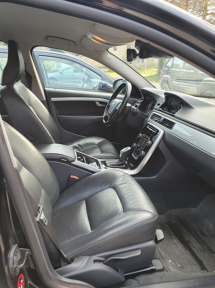 Volvo V70 3 of 5