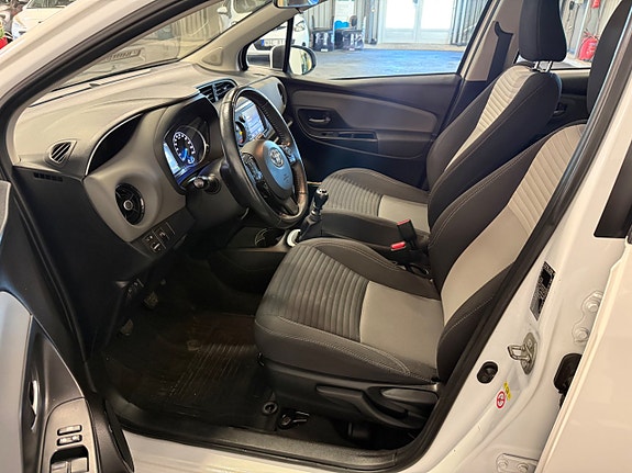Toyota Yaris 7 of 18