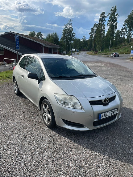Toyota Auris 2 of 6