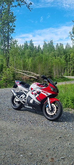 Yamaha YZF-R6 2 of 3