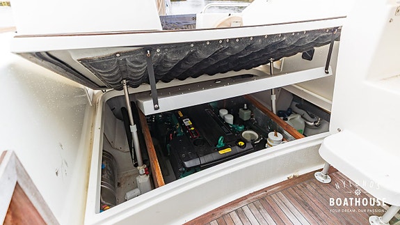 Masmar 33 | Volvo Penta D6-350A-B 20 of 30