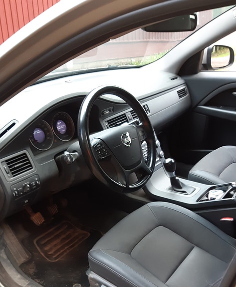 Volvo V70 2 of 4