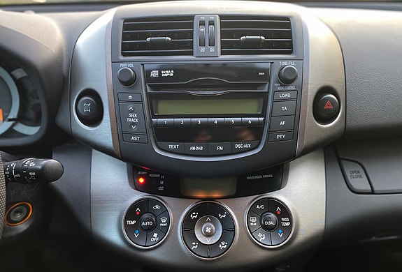 Toyota RAV4 8 of 19