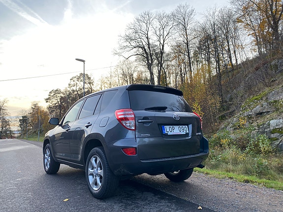 Toyota RAV4 12 of 19