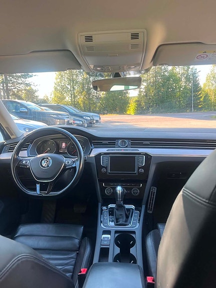 Volkswagen Passat 9 of 16
