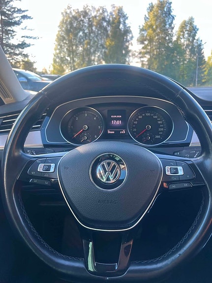 Volkswagen Passat 10 of 16