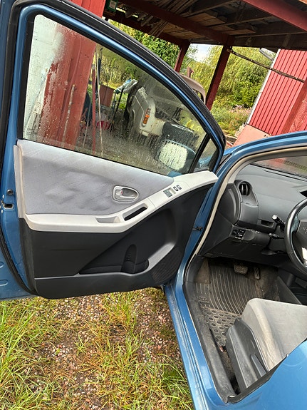 Toyota Yaris 4 of 5