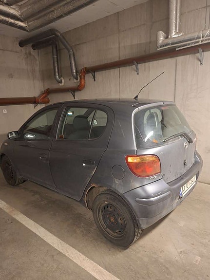 Toyota Yaris 2 of 7