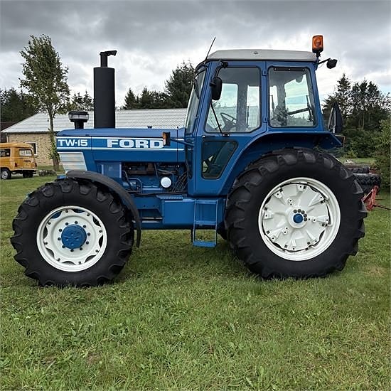 Ford TW15 - ZF 4WD-system 2 of 25