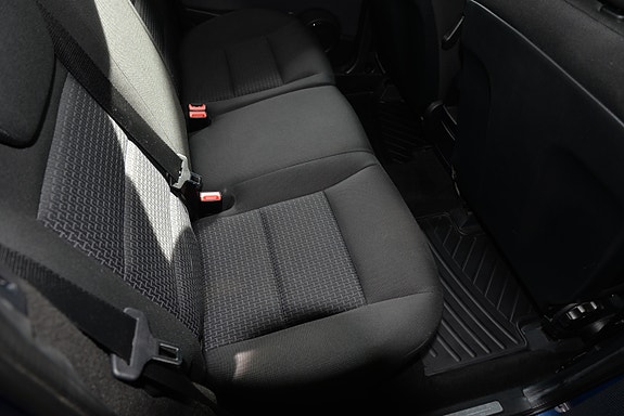 Mercedes-Benz B180 4 of 5