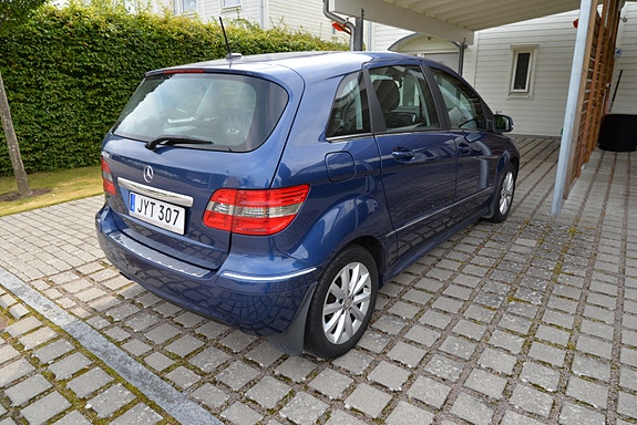 Mercedes-Benz B180 2 of 5