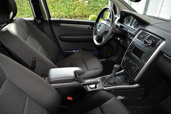 Mercedes-Benz B180 3 of 5