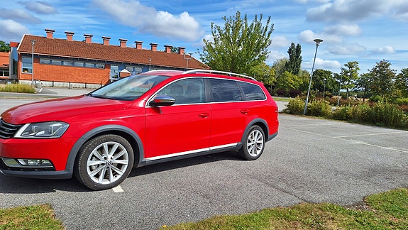 Volkswagen Passat Alltrack 2 of 15