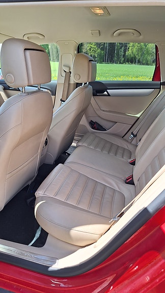 Volkswagen Passat Alltrack 10 of 15