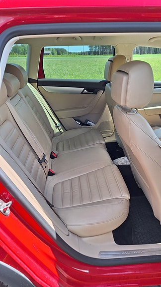 Volkswagen Passat Alltrack 13 of 15