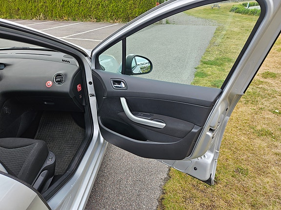 Peugeot 308 SW 13 of 30