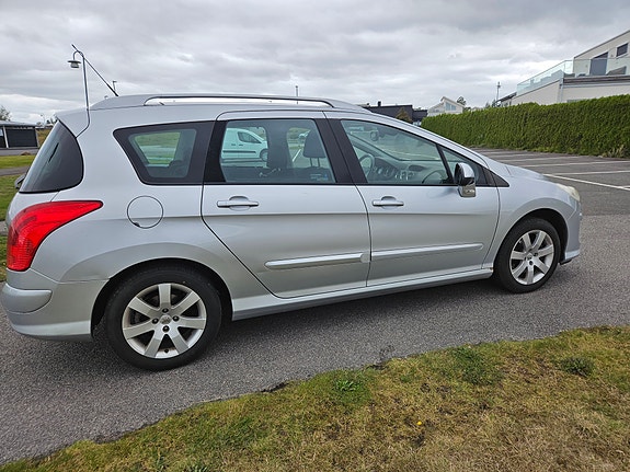 Peugeot 308 SW 15 of 30