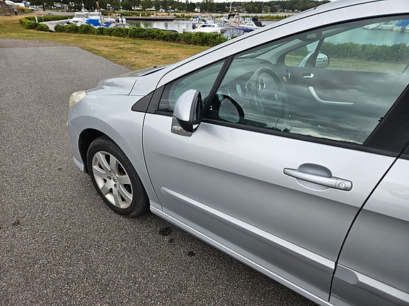 Peugeot 308 SW 19 of 30