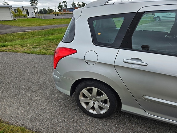 Peugeot 308 SW 16 of 30