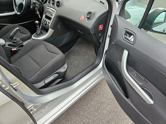 Peugeot 308 SW 11 of 30