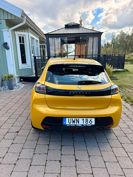 Peugeot 208 3 of 6